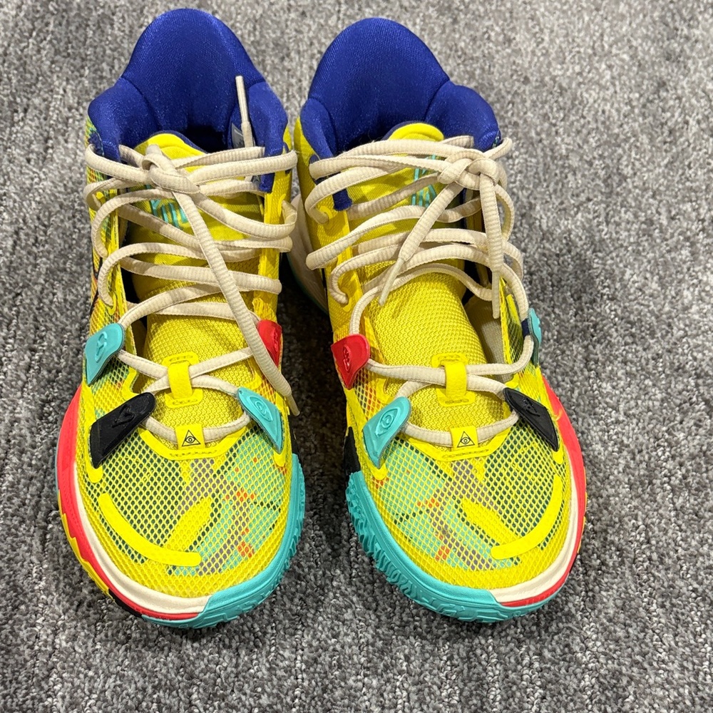 Nike Men's Kyrie 7 EP '1 World 1 People